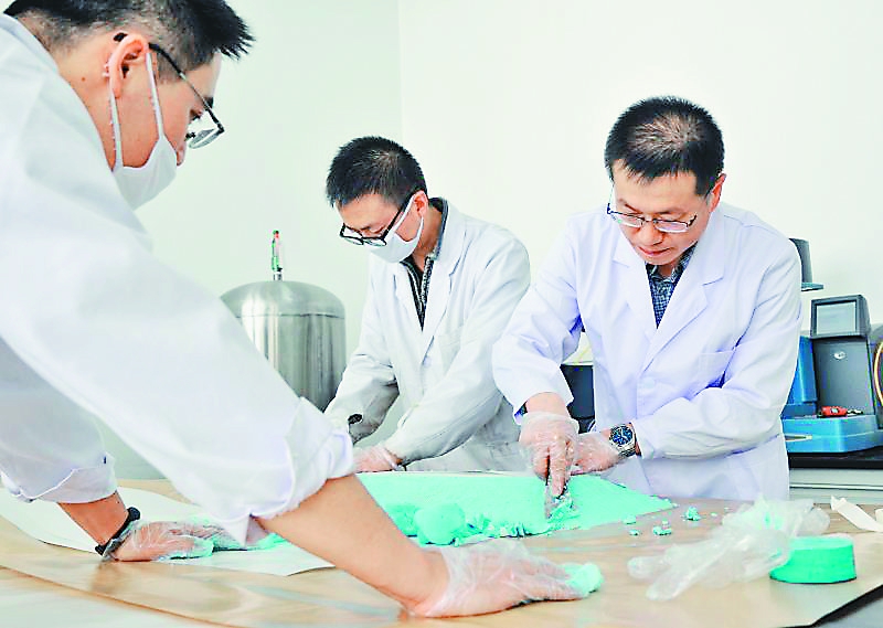 【航天膠粘（zhān）劑】為航天器裝上堅固“韌帶”—走（zǒu）進省科學院石油化（huà）學（xué）研究院（yuàn）