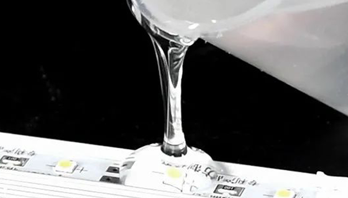 【有機矽粘（zhān）接膠】在照（zhào）明（míng）行業應用中常基材開裂的原因？